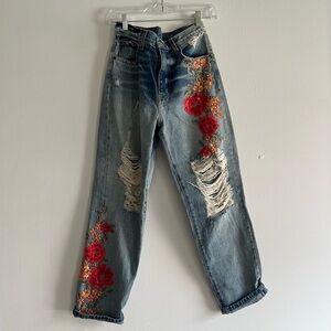 Embroidered distressed jeans 🌺
